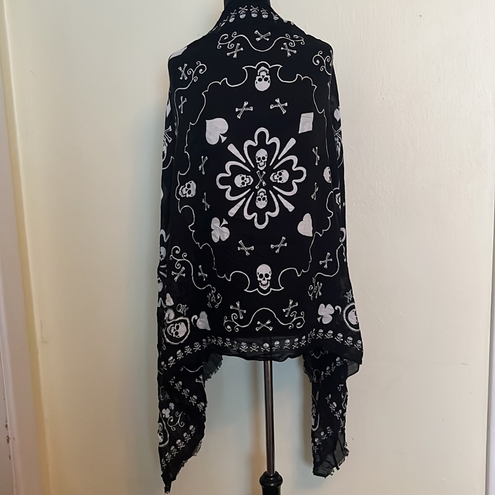 Italca of Italy B&W skull crossbones ♠️ and ♦️ motif rayon-viscose scarf